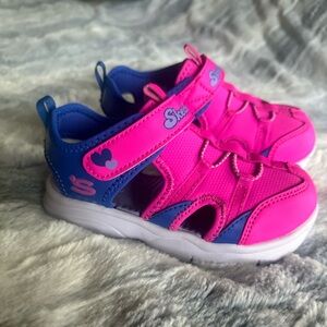 BRAND NEW - NEVER WORN! Skechers - size 10.